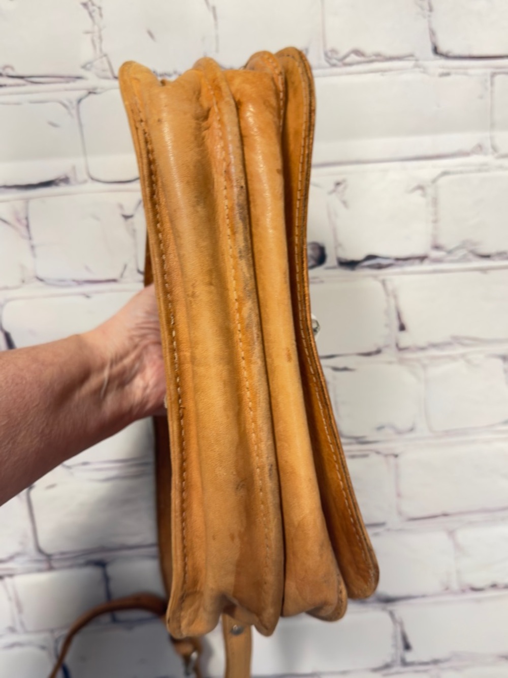 VINTAGE AMERICAN WEST LEATHER TOOLED BUCKLE DETAIL SHOULDERS CROSSBODY BAG TAN - Picture 9 of 15